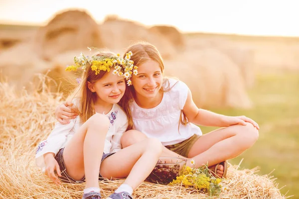 Two sisters spending time in field — Stock Photo, Image