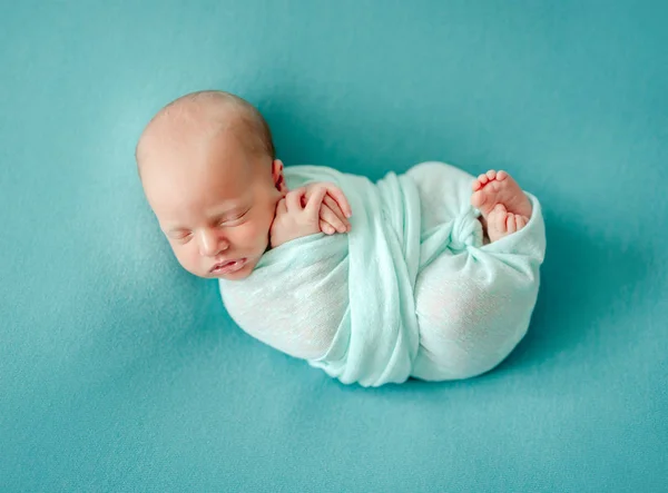 Bambino appena nato che dorme in coperta — Foto Stock