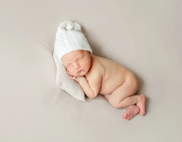 Piccolo bambino che dorme sul cuscino — Foto Stock