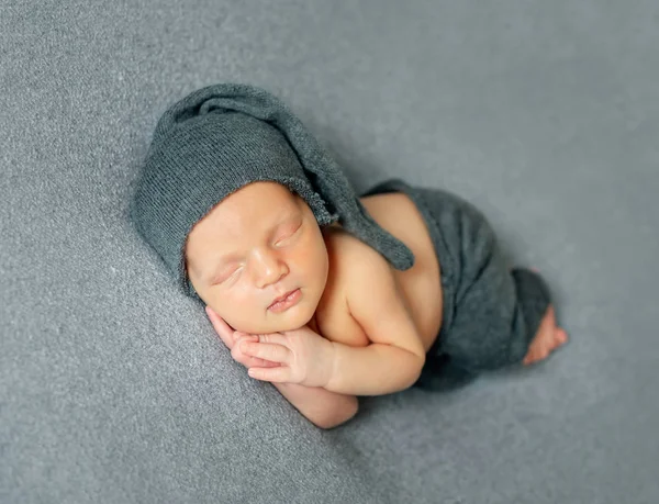 Neugeborenes schlafend auf dunklem Hintergrund — Stockfoto