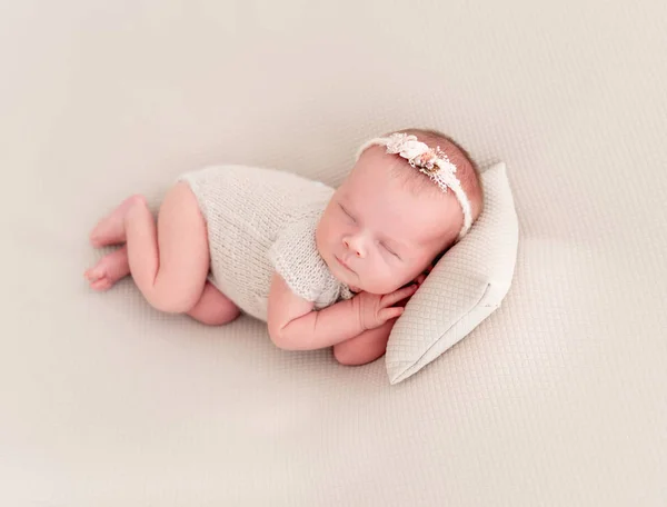 Bebê recém-nascido dormindo em uma pequena almofada — Fotografia de Stock
