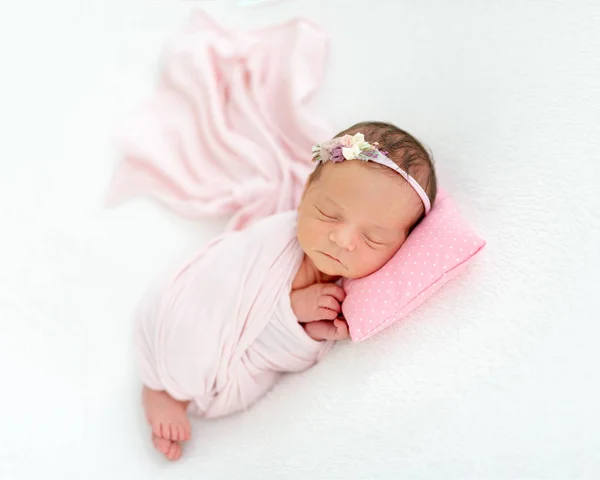 Bebé recién nacido durmiendo en una pequeña almohada — Foto de Stock