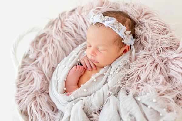 Bebé recién nacido durmiendo en la cesta — Foto de Stock