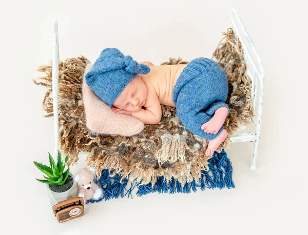在蓝色帽子睡觉的可爱男孩 — 图库照片