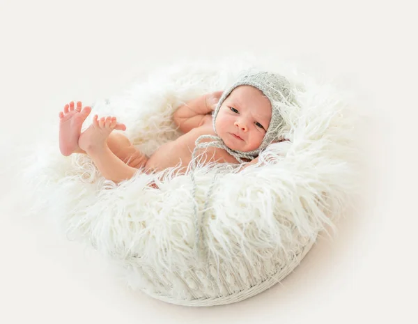 Cute noworodka leżącego w koszyku — Zdjęcie stockowe