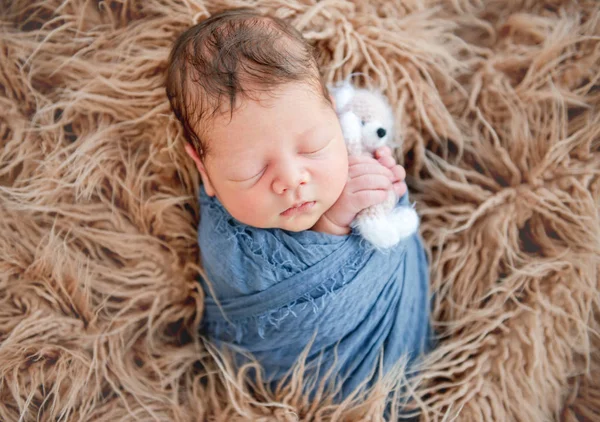 Ragazzo appena nato avvolto in una coperta — Foto Stock