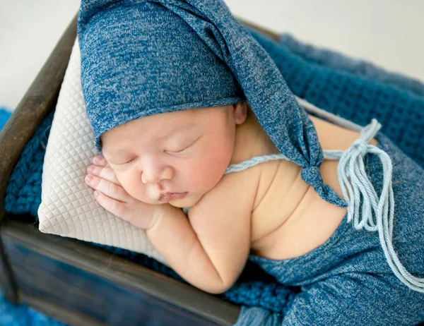 Schattige jongen in het blauw bonnet slapen — Stockfoto