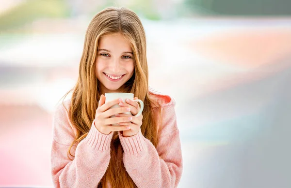 Alegre adolescente sosteniendo taza blanca —  Fotos de Stock