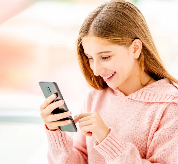 Telefonu olan kız yarım dönüş yapıyor.