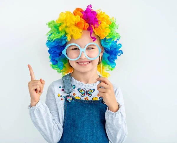 Šťastná holčička v paruce klauna — Stock fotografie