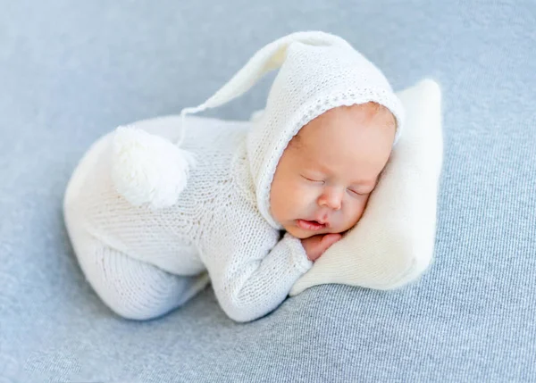 Сон новорожденного в белом телесном костюме — стоковое фото