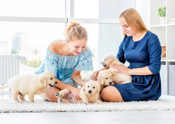 Dívky si hrají se štěňátky — Stock fotografie