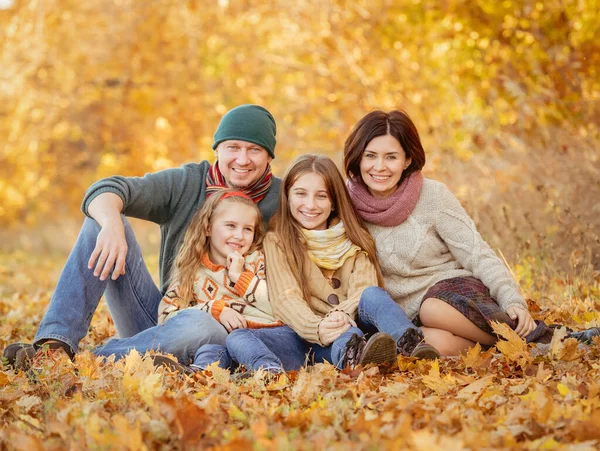 Familia en el parque de otoño — Foto de Stock