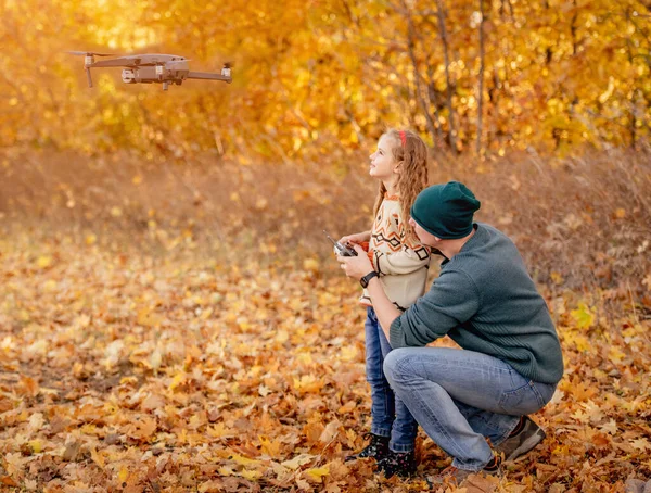 Padre e hija lanzan quadrocopter — Foto de Stock