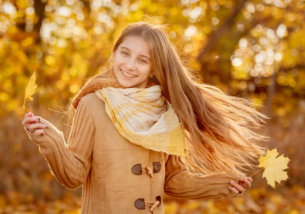 Милая девушка с жёлтыми листьями — стоковое фото