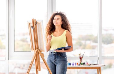 Şövalenin yanındaki sevimli ressam.