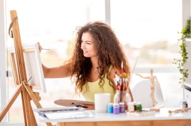 Yeni resim yapan kız ressam.