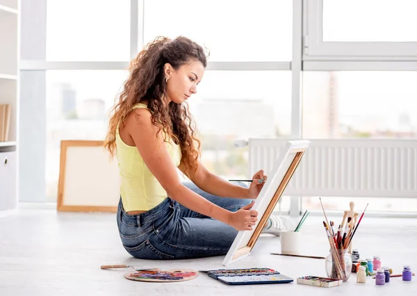 Young girl artist making picture — Stock Photo, Image