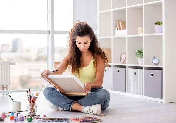 Menina bonito pintura na oficina — Fotografia de Stock