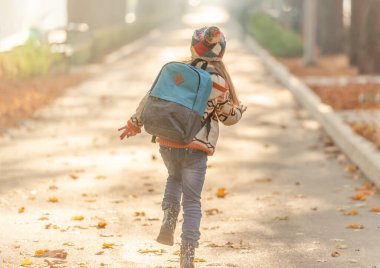 Okullu çocuğun dikiz aynası