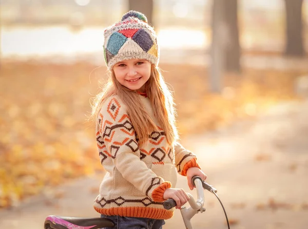 笑顔の女の子オン自転車 — ストック写真