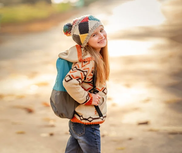 Little girl going to school — Stock Photo, Image