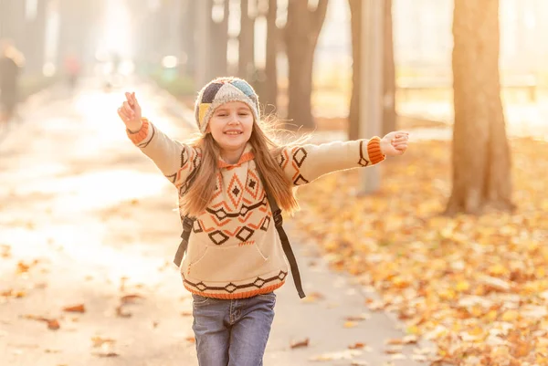Счастливый ребенок бежит после школы — стоковое фото