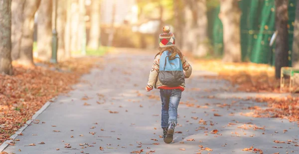 Liten flicka som går från skolan — Stockfoto