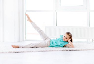 Küçük kız antrenman yapıyor.