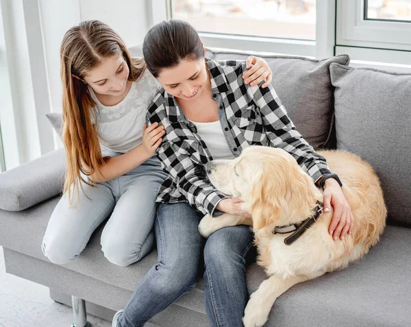 Dochter en moeder naast hond — Stockfoto