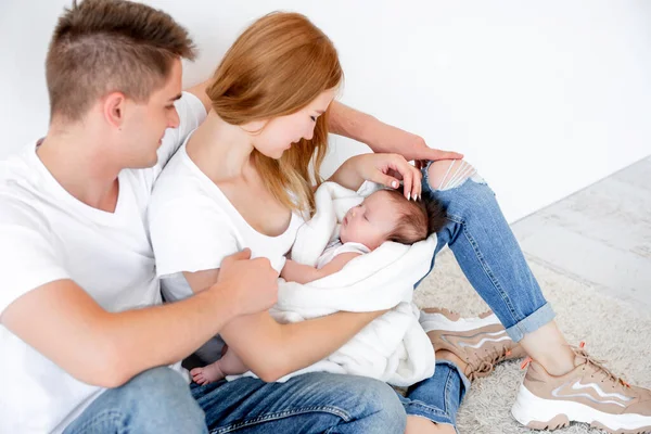 Padre, madre y niña —  Fotos de Stock