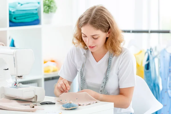 Dressmaker šitím nových návrhů rukama — Stock fotografie