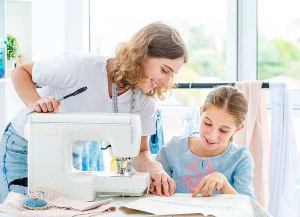 Schneider unterrichtet Studentin — Stockfoto