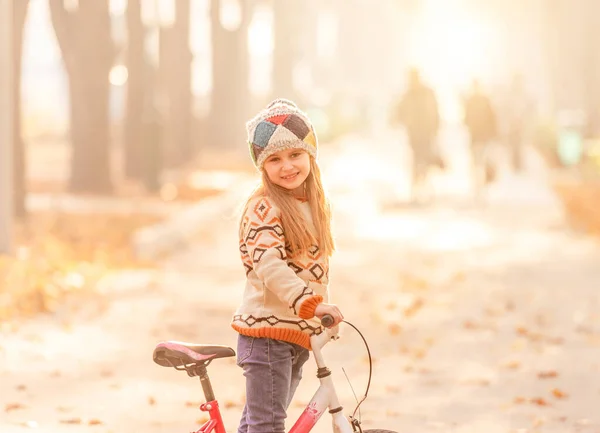 Lindo niño con bicicleta — Foto de Stock