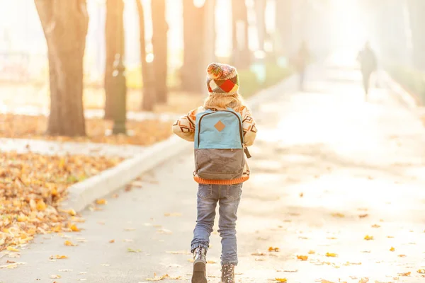 Kleines Mädchen auf dem Weg von der Schule — Stockfoto