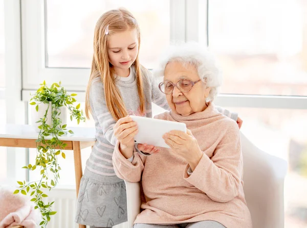 Linda chica ayudando a anciana —  Fotos de Stock