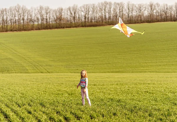 Liten flicka med flygande drake — Stockfoto