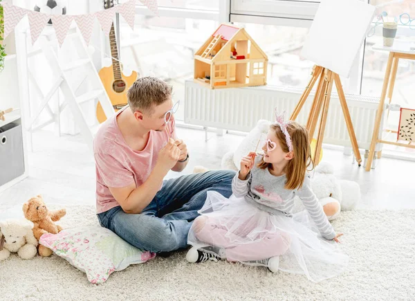 Uomo e ragazza con gli occhiali su bastone — Foto Stock