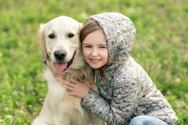 Pretty little girl obejmując ładny pies — Zdjęcie stockowe