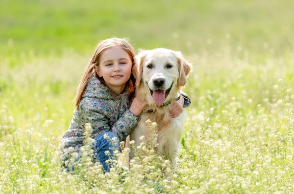 Jolie petite fille embrassant chien mignon — Photo