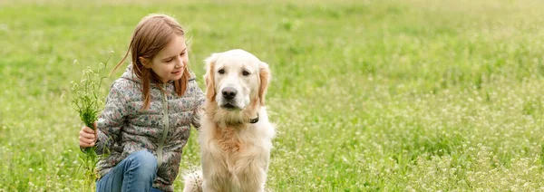 Leende liten flicka tittar på söt hund — Stockfoto