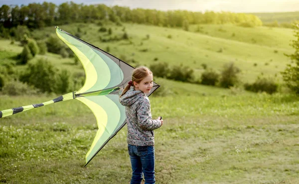 Šťastná holčička létání jasný drak — Stock fotografie