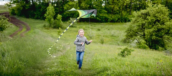 Menina feliz voando papagaio brilhante — Fotografia de Stock