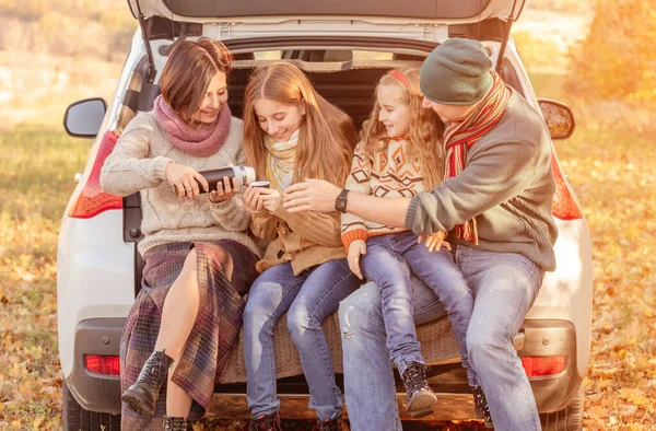 Familie zit in de kofferbak — Stockfoto