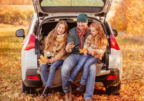 Vader met dochters in de herfst omgeving — Stockfoto