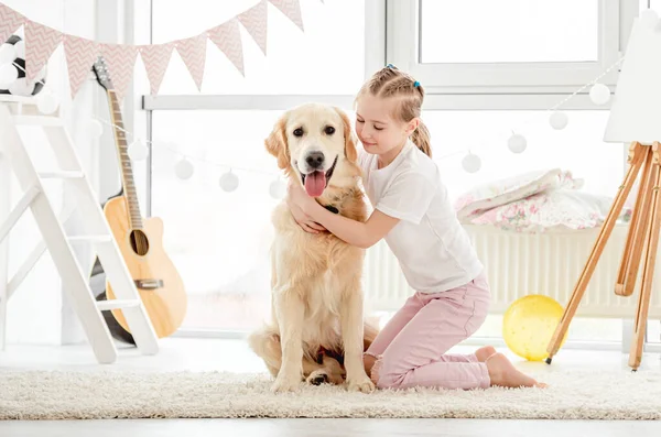 Gelukkig klein meisje knuffelen mooi hond — Stockfoto