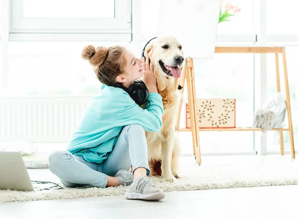 Menina feliz com cão em fones de ouvido — Fotografia de Stock