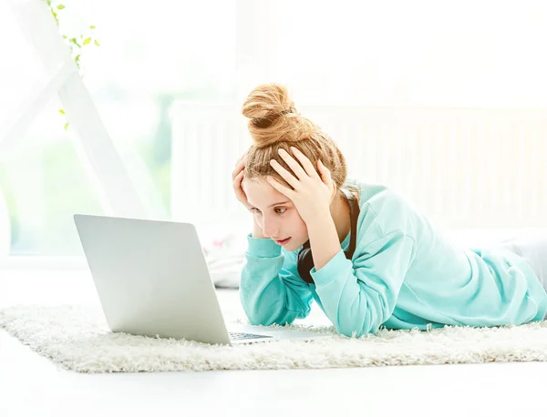 Chica perpleja mirando en la pantalla del ordenador portátil —  Fotos de Stock