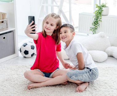 Mutlu çocuk ve kız selfie çekiyorlar.