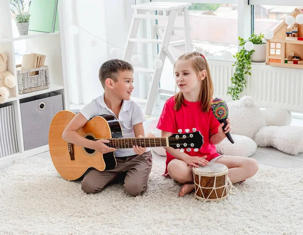 Mosolygó gyerekek dobolnak és gitároznak — Stock Fotó